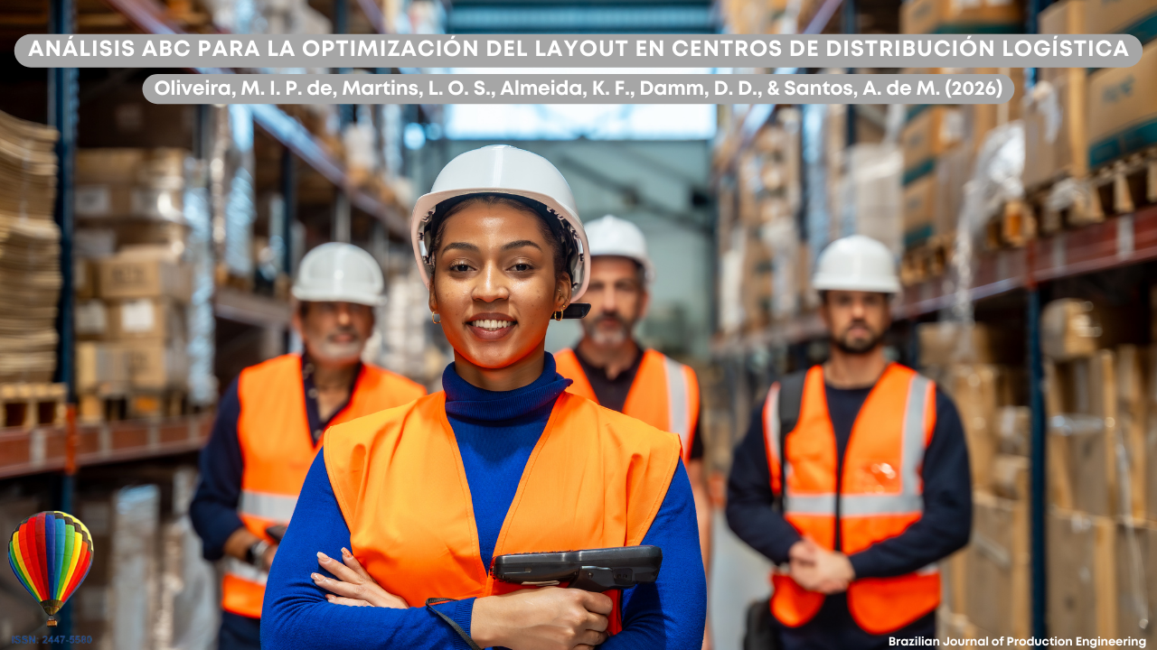 Imagen que muestra a un equipo de profesionales dentro de un centro de distribución logística. En primer plano, una mujer con casco blanco y chaleco de seguridad naranja sostiene un lector de datos portátil y sonríe a la cámara. Al fondo, otros tres trabajadores también usan cascos y chalecos reflectantes, rodeados de estanterías altas con cajas organizadas. En la parte superior, aparece el título del artículo “Curva ABC para la optimización del layout en un centro de distribución logística”, junto con los nombres de los autores y la identificación de la Brazilian Journal of Production Engineering.